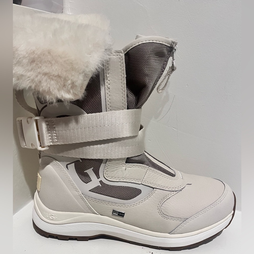 UGG Women's Beige and White Winter Boots